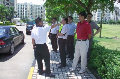 余道群總裁帶領(lǐng)考察團參觀國際花園
