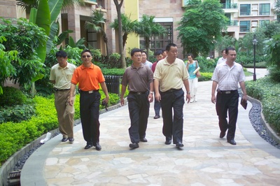 考察團在藍(lán)波灣小區(qū)內(nèi)參觀